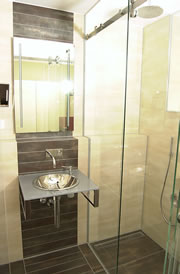 badezimmer-dusche-wachbecken2_fl